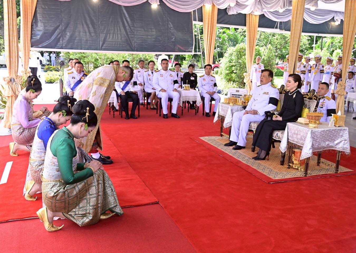 title - ปลัดเกษตรฯ ผู้ทำหน้าที่พระยาแรกนา พร้อมด้วยเทพีคู่หาบทอง และเทพีคู่หาบเงิน ประกอบพิธีหว่านเมล็ดพันธุ์ข้าวในแปลงนาทดลอง